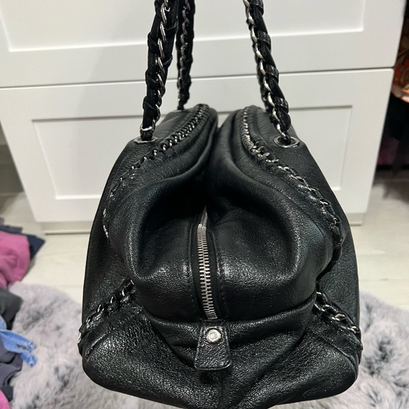 CHANEL Large Chain Trim Luxe Ligne Bowler Boston Bag - Picture 4 of 14